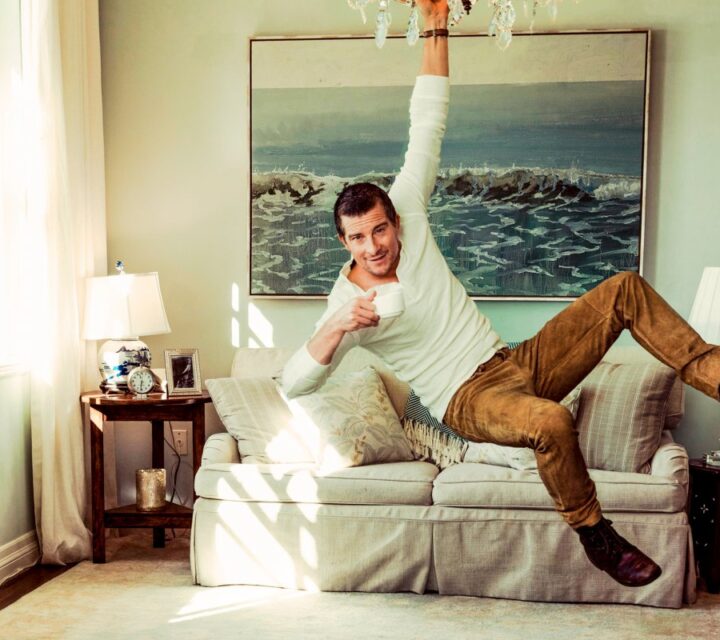 Bear Grylls s'accrochant à un lustre