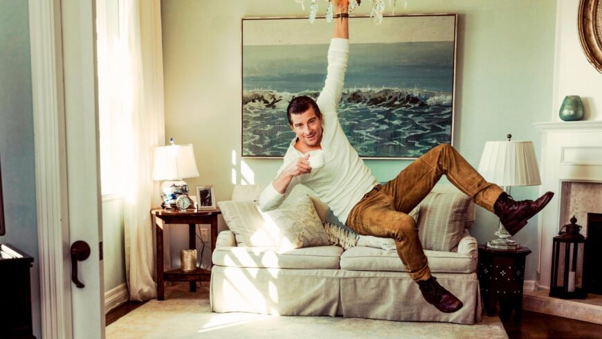 Bear Grylls s'accrochant à un lustre