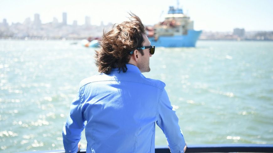 Boyan Slat regarde son "System 001" sur la mer