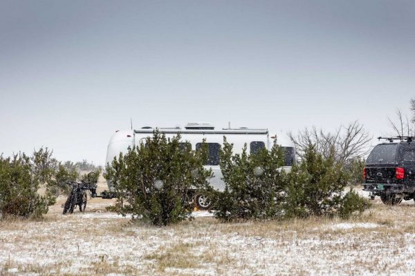 Camper sous la neige en van ou en caravane ne s'improvise pas.