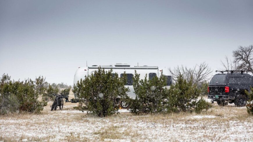 Camper sous la neige en van ou en caravane ne s'improvise pas.