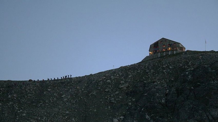 Le refuge des Dix dans les Alpes, sur la Haute Route Chamonix-Zermatt.