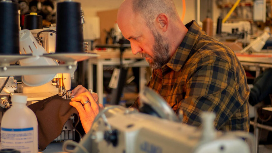 Designer en train de coudre