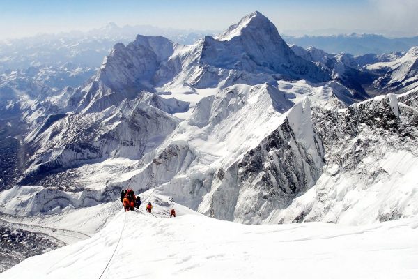 Alpinistes sur une arete de l'everest