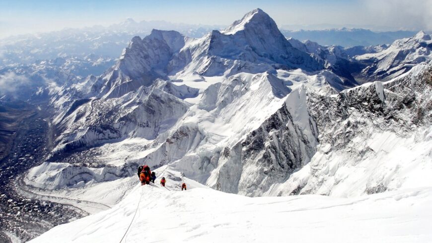 Alpinistes sur une arete de l'everest