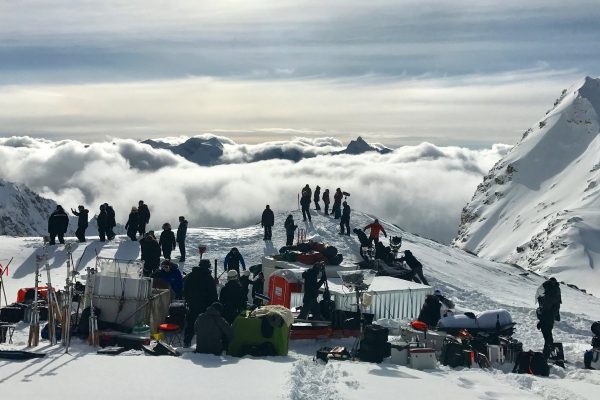 Une équipe de tournage se prépare à tourner en montagne.