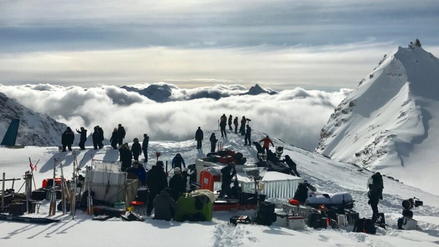 Une équipe de tournage se prépare à tourner en montagne.