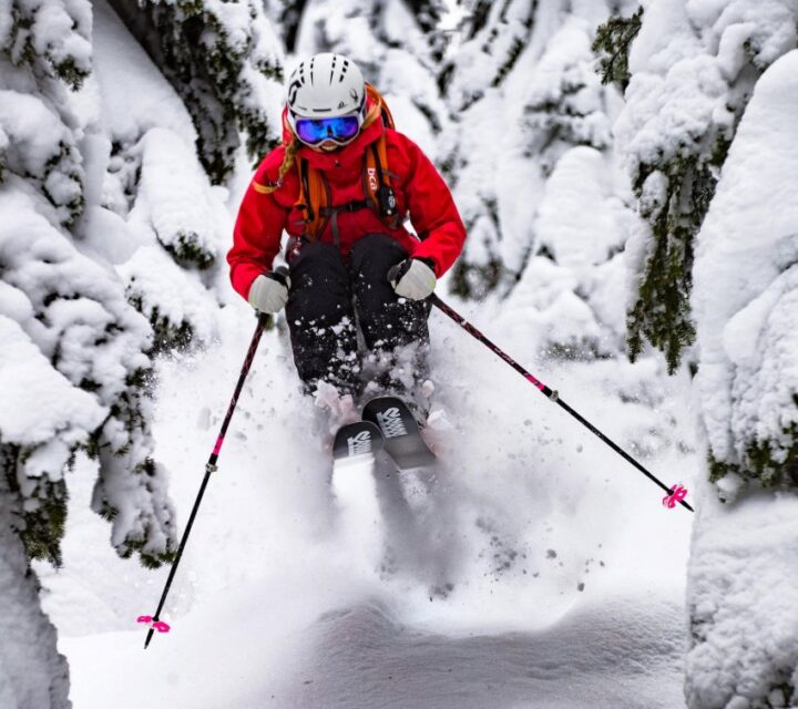 Amie Engerbretson en backcountry dans la poudreuse entre forêt et barre rocheuse