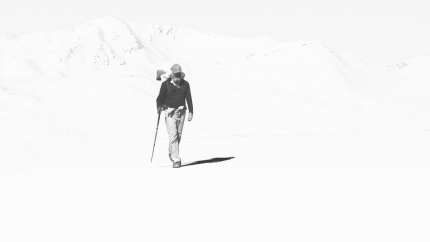 La silhouette de Stephen "Otter" Olshansky au loin