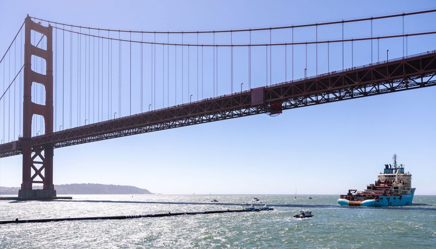 The Ocean cleanup "System 001" quittant San Francisco