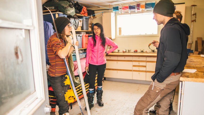 Sarah McNair-Landry, Lin et Jonathan discutent dans une remise à skis
