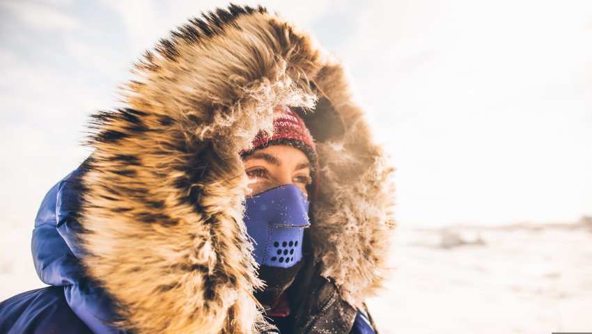 Eva Holland, protégée par un masque du froid, regarde au loin