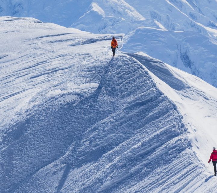 alpinistes marchant sur une arête
