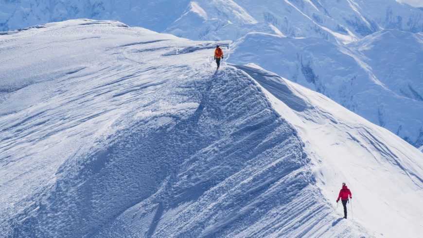 alpinistes marchant sur une arête