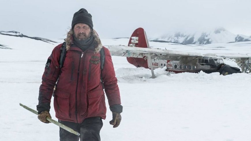 Mads Mikkelsen devant la carlingue de son avion crashé.