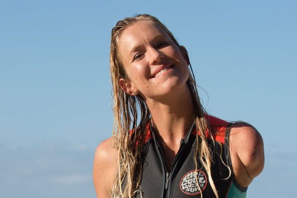 Bethany Hamilton, souriante en combi de surf