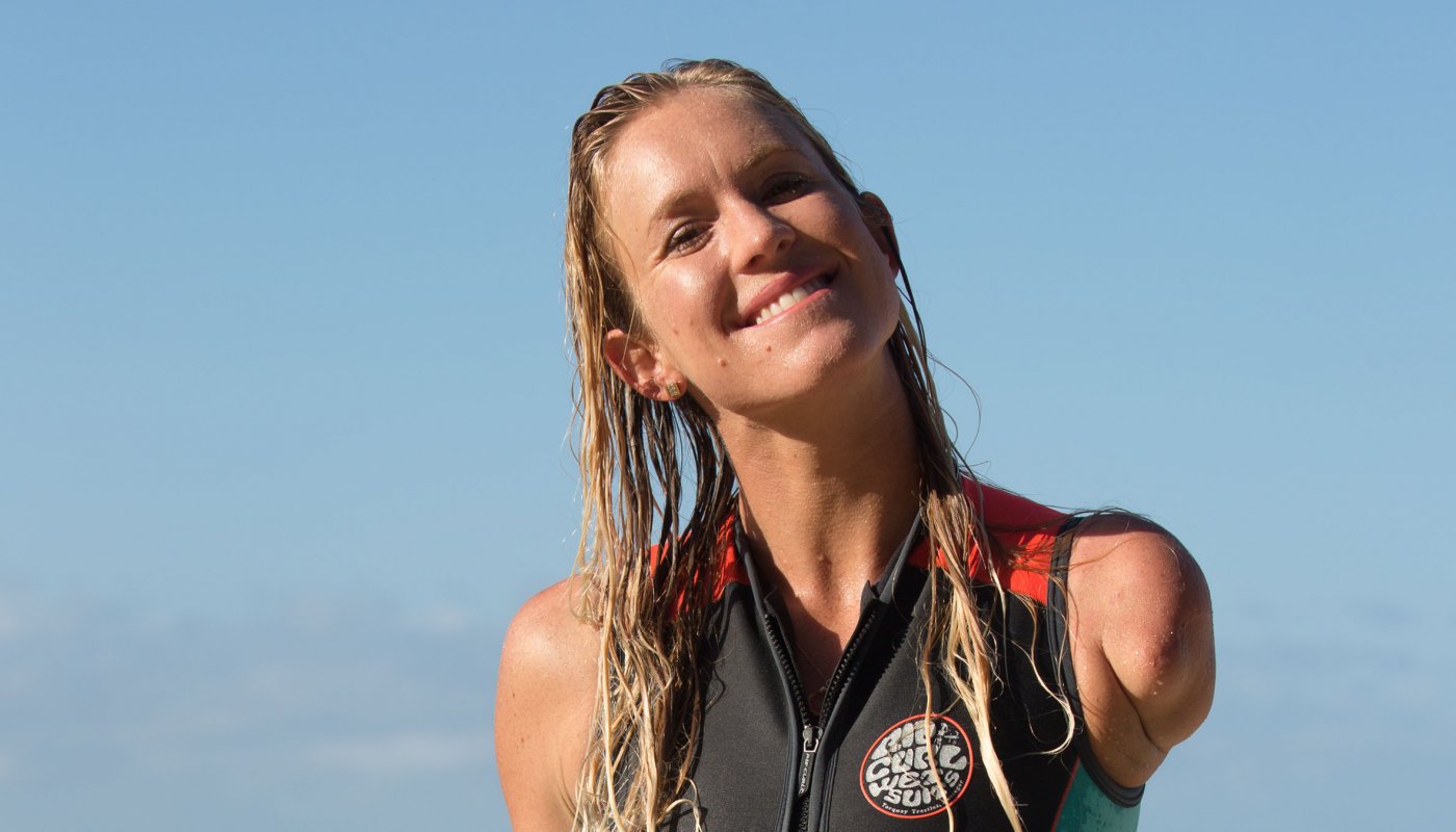 Bethany Hamilton, souriante en combi de surf