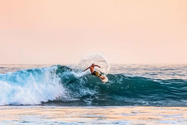 Surfer sur une vague