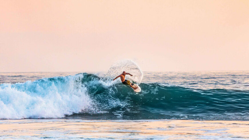 Surfer sur une vague