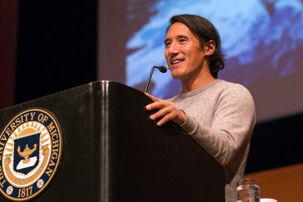 Jimmy Chin lors d'une conférence à l'université du Michigan