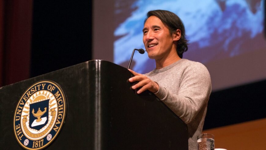 Jimmy Chin lors d'une conférence à l'université du Michigan