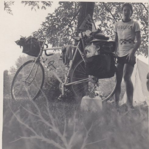 Joel Polson devant son vélo en 1970