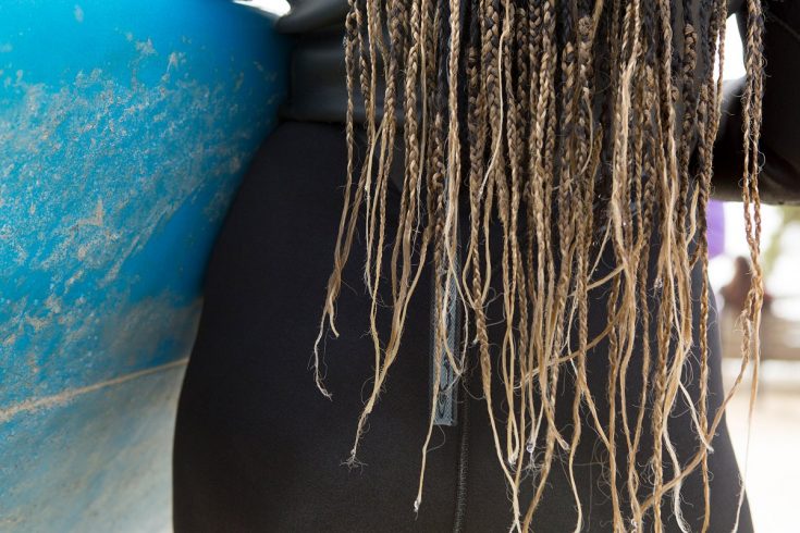 Gros plan sur les cheveux de Khadjou Sambe de dos