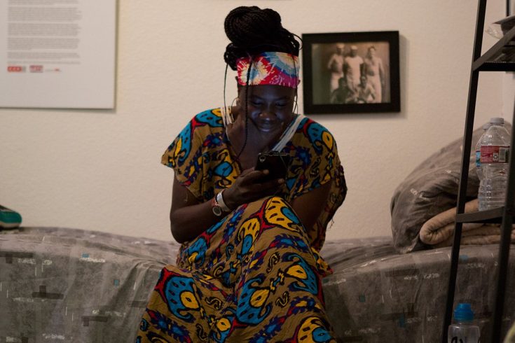 Khadjou Sambe envoie un texto