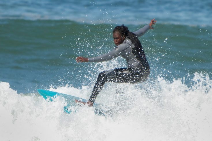 Khadjou Sambe surfe une vague