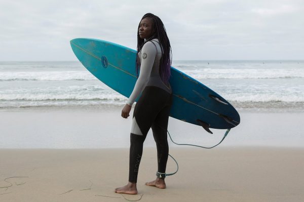 Khadija “Khadjou” Sambe avec sa planche de surf