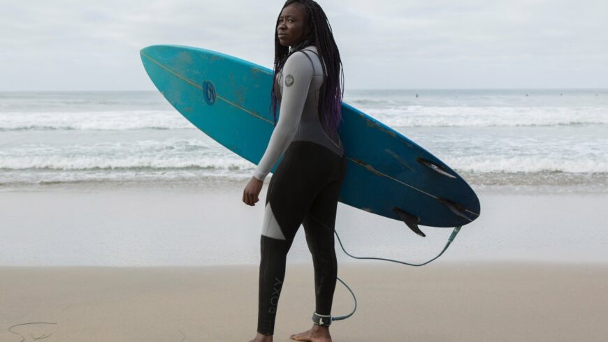 Khadija “Khadjou” Sambe avec sa planche de surf