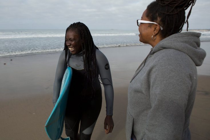 Khadjou Sambe rit avec sa coach Rhonda Harper sur la plage