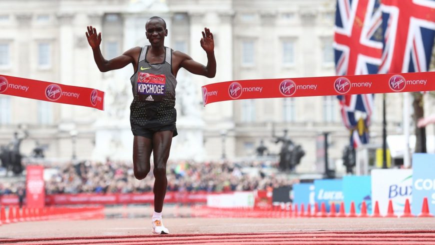 kipchoge passant la ligne d'arrivée
