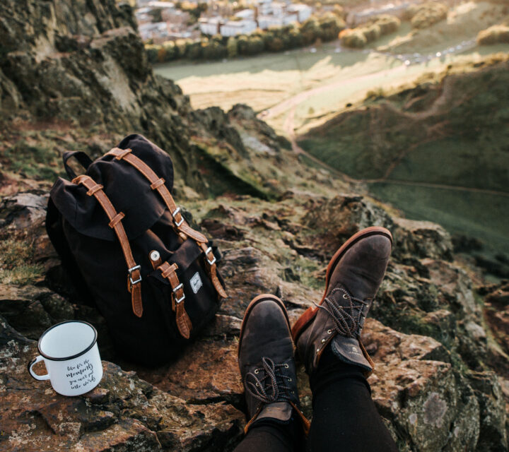 Un voyageur posé en altitude avec son sac à dos