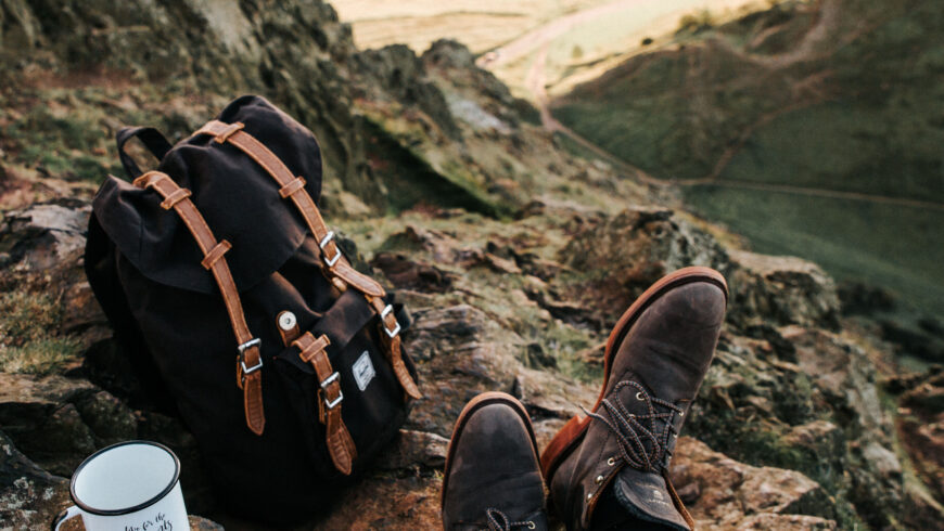 Un voyageur posé en altitude avec son sac à dos