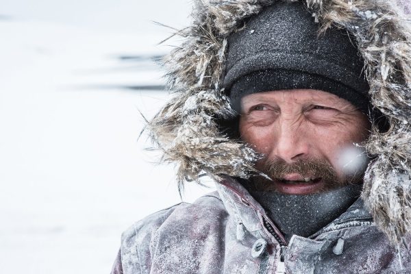 Mads Mikkelsen dans sa parka en plein milieu de l'Arctique après un crash.