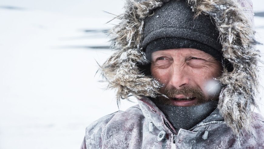 Mads Mikkelsen dans sa parka en plein milieu de l'Arctique après un crash.