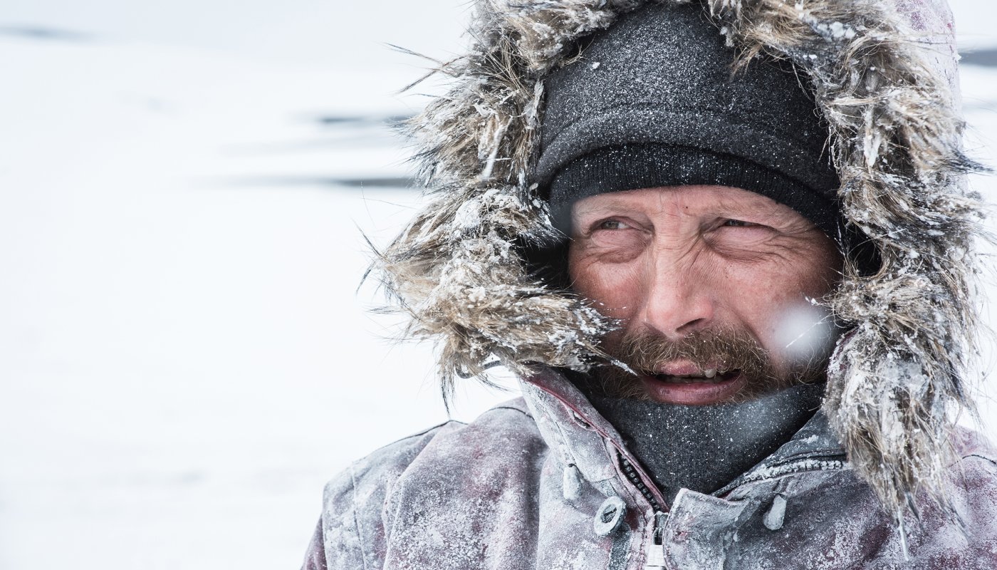Mads Mikkelsen dans sa parka en plein milieu de l'Arctique après un crash.
