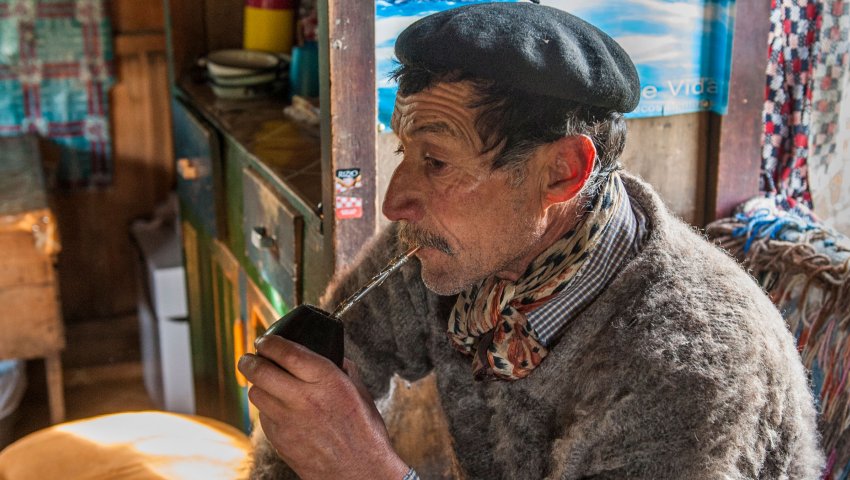 Un gaucho chilien boit du maté