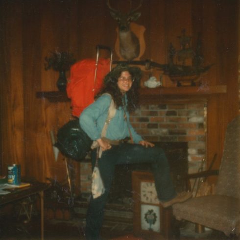 Margaret McFaddin Harritt en photo en intérieur avec son sac de randonnée sur le dos