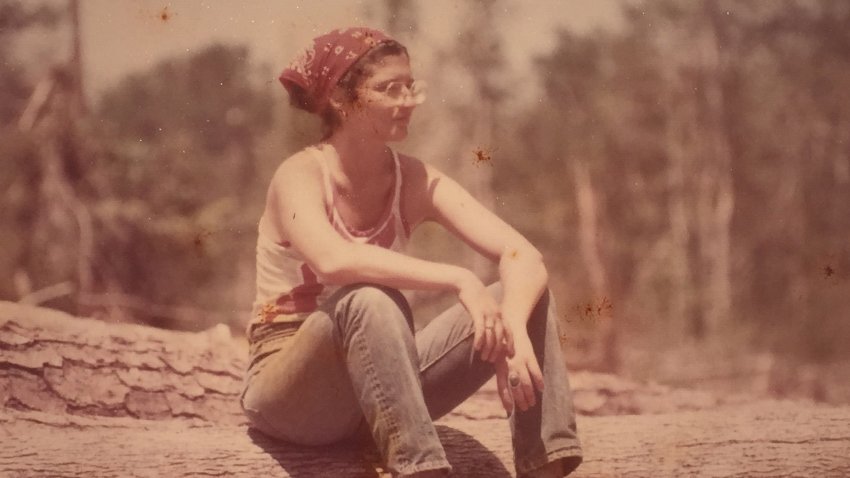 Margaret Harritt pose assise par terre vers le milieu des années 70