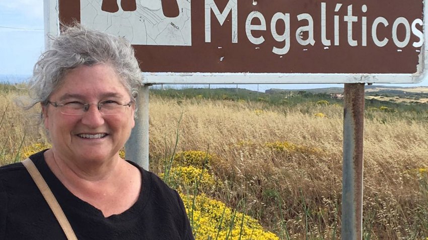 Portrait de Margaret devant un panneau routier écrit en espagnol