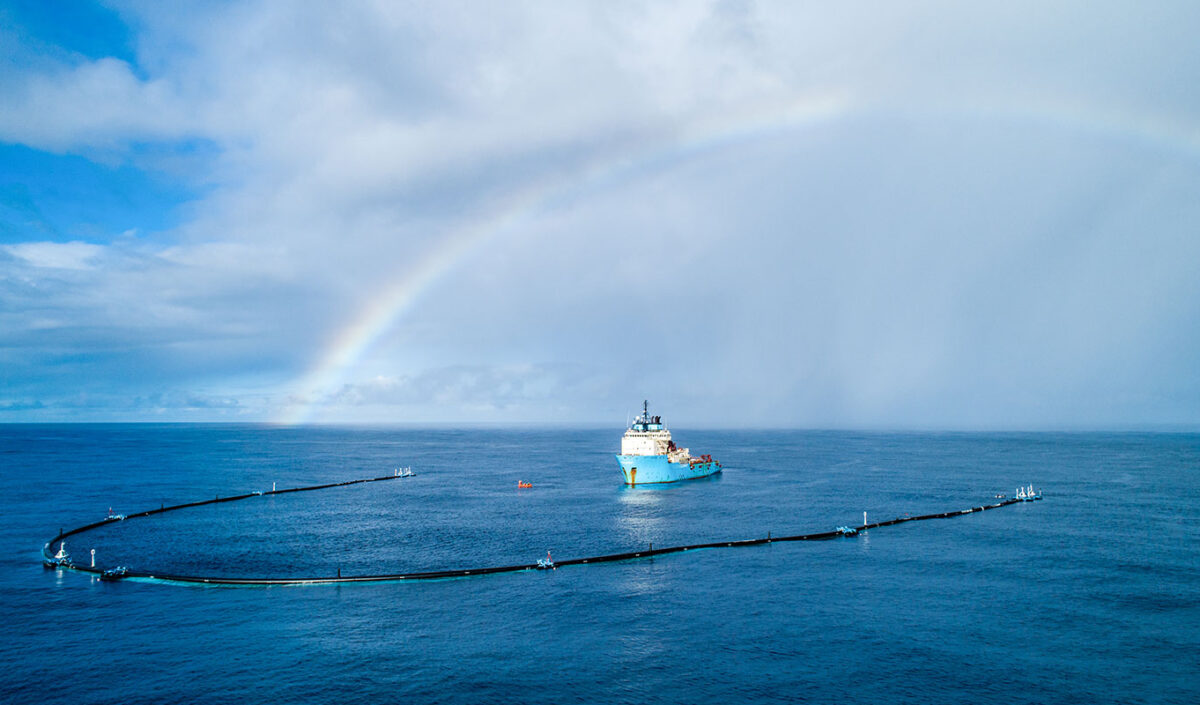 The Ocean cleanup "System 001" en pleine mer
