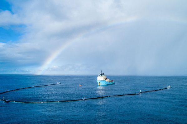 The Ocean cleanup "System 001" en pleine mer