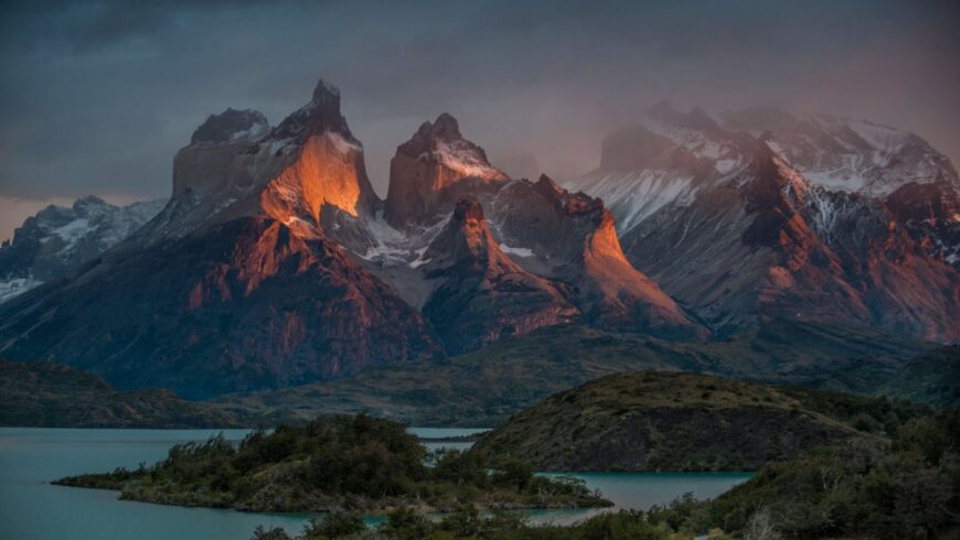 Lever de soleil sur les sommets de Patagonie