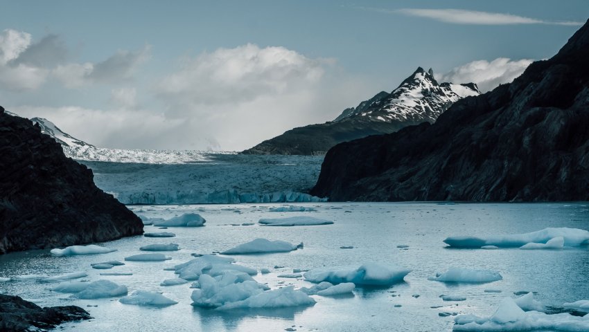 Un glacier déborde sur un lac