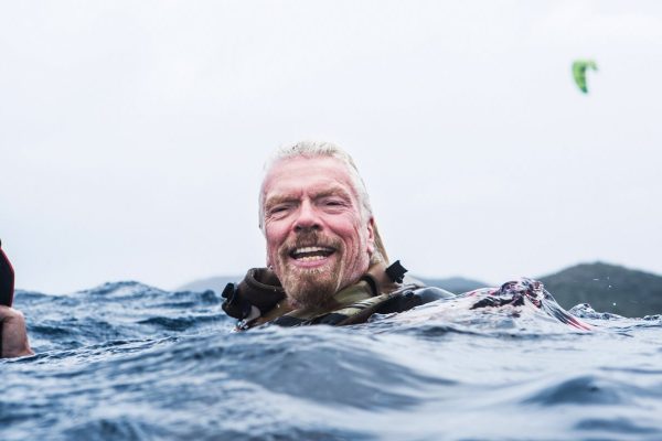 Richard Branson surnageant au milieu de l'eau