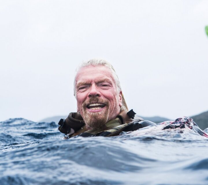Richard Branson surnageant au milieu de l'eau