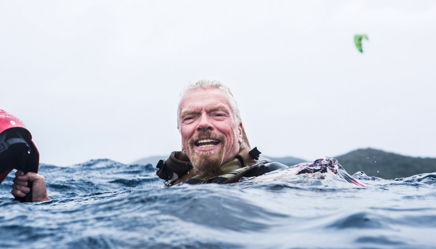 Richard Branson surnageant au milieu de l'eau