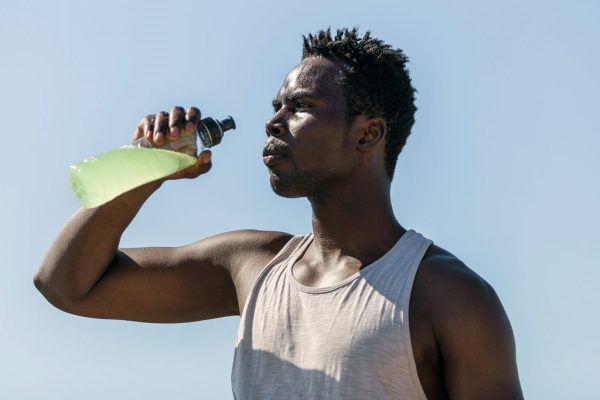 Un homme boit une boisson énergétique